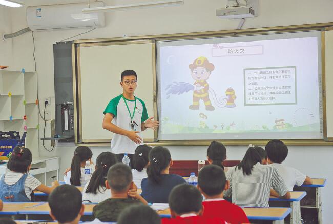 郝明?。簬椭嗳?傳遞更多溫暖