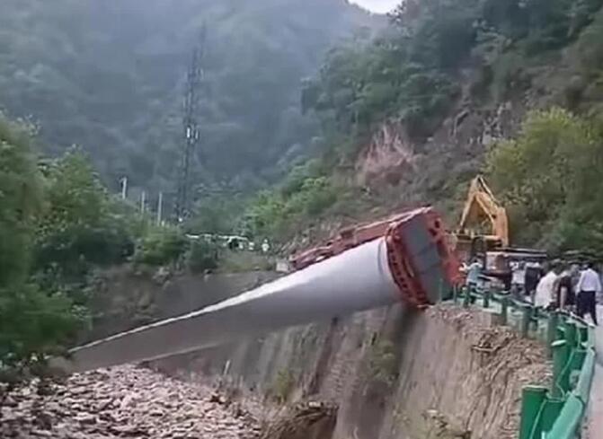 陜西寶雞隴縣：80米風(fēng)電扇葉運(yùn)輸車(chē)歪倒，正救援