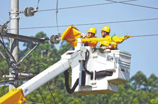 四川廣安：40攝氏度，他們帶電作業(yè)