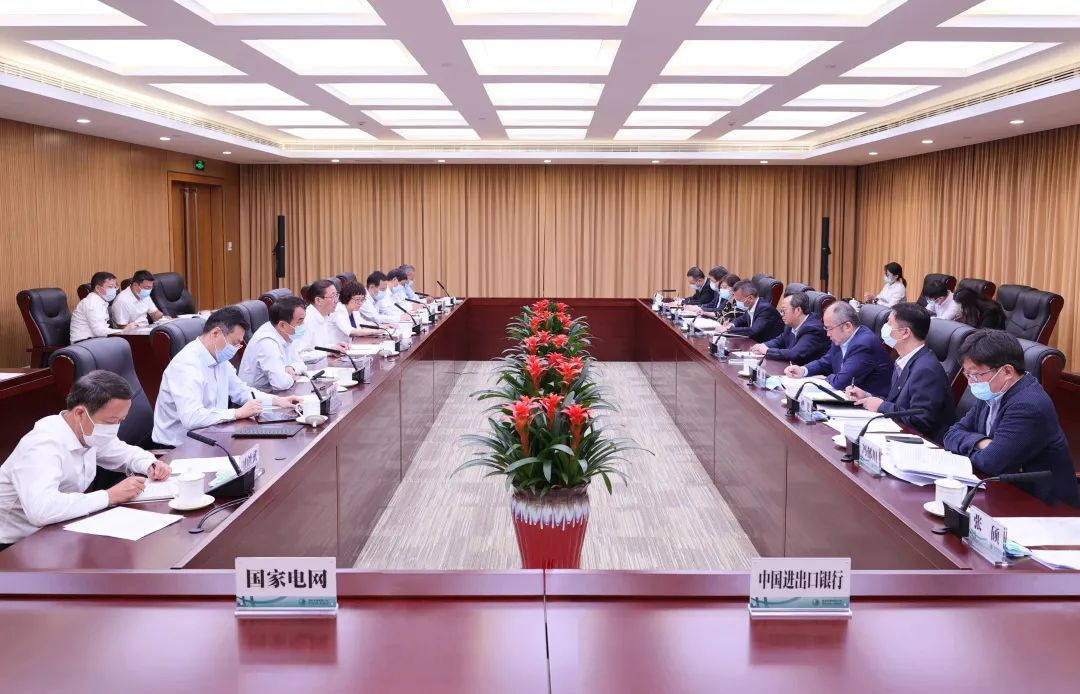 國家電網(wǎng)公司董事長、黨組書記辛保安與進(jìn)出口銀行董事長吳富林會(huì)談