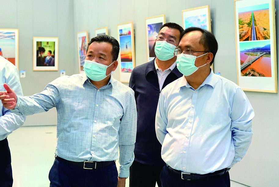許振山、賈振國一行參觀“喜迎二十大 奮進新征程”書法美術(shù)攝影展