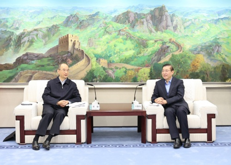 國(guó)家電網(wǎng)公司董事長(zhǎng)、黨組書記辛保安與四川省省長(zhǎng)黃強(qiáng)舉行會(huì)談