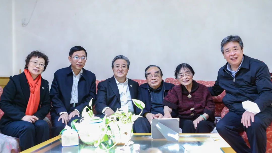 余劍鋒春節(jié)前夕看望慰問核工業(yè)老領(lǐng)導(dǎo)蔣心雄、陳肇博