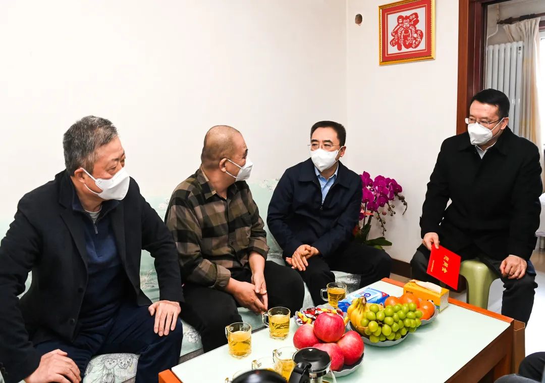 鄒磊、劉明勝走訪慰問退休老領(lǐng)導(dǎo)、勞模遺屬、困難黨員群眾