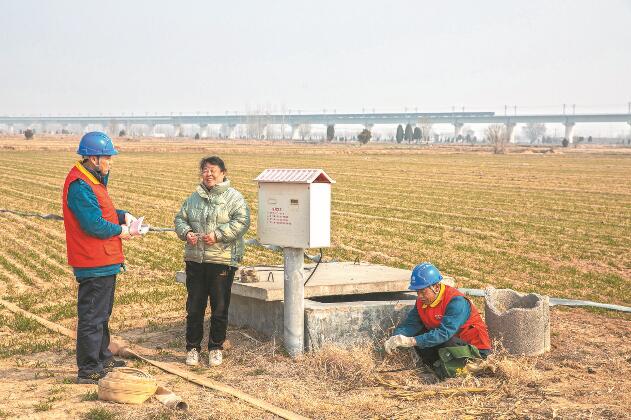 山東省梁山縣：黃河灘區(qū)上，井在地頭，電到井口