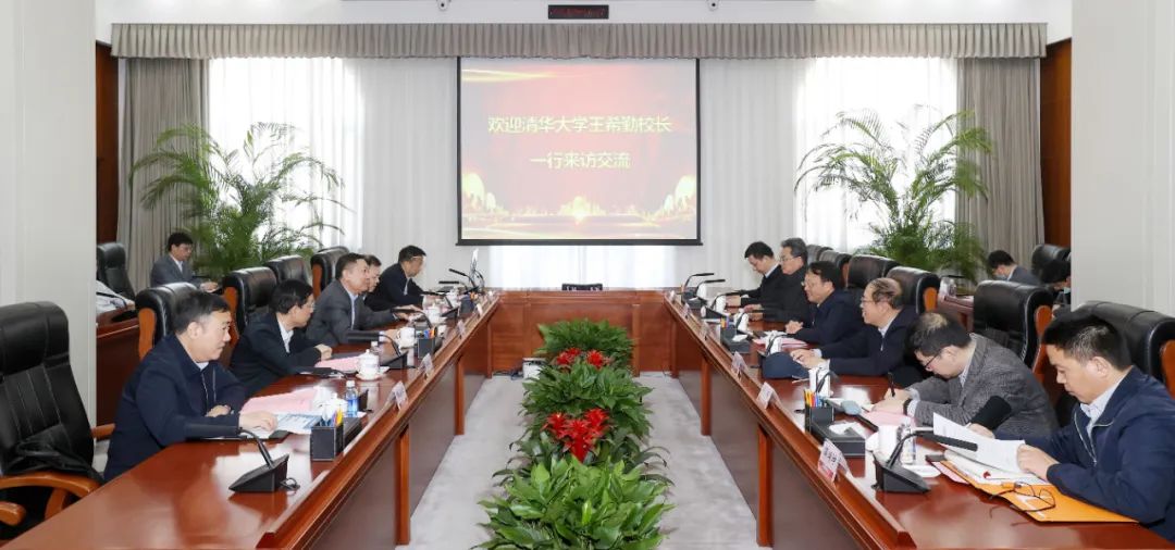 顧軍與清華大學(xué)黨委副書記、校長(zhǎng)王希勤會(huì)談
