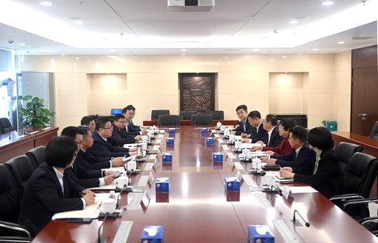 中國(guó)電建黨委常委、副總經(jīng)理王小軍與中國(guó)華電集團(tuán)黨組成員、副總經(jīng)理李旭紅會(huì)談