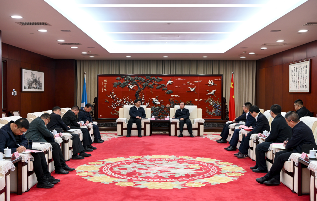 華電集團(tuán)黨組書記、董事長(zhǎng)江毅與阿拉善盟委副書記、盟長(zhǎng)李中增舉行會(huì)談