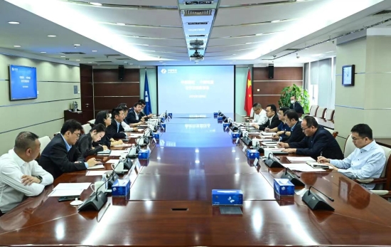 中國電建黨委常委、副總經(jīng)理劉源與中國建材股份副總裁王兵舉行會(huì)談