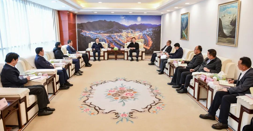 鄒磊與西藏自治區(qū)政府副主席、昌都市委書記龔會(huì)才，昌都市委副書記、市長(zhǎng)羅慶伍會(huì)談
