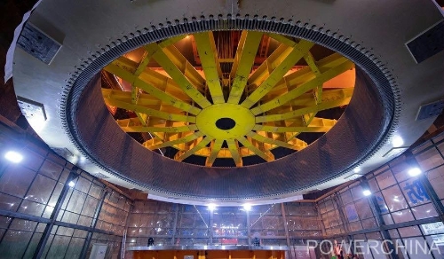 黃河上游在建海拔最高、裝機容量最大的水電站首臺機組定子順利吊裝