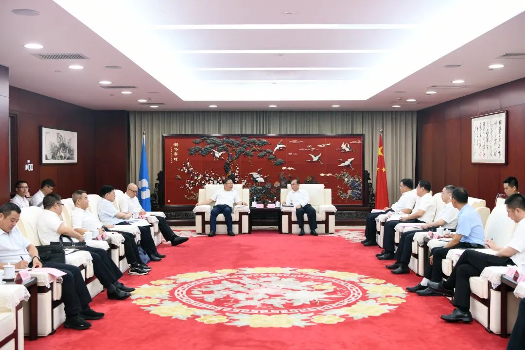 江毅與廣西壯族自治區(qū)人民政府黨組成員、國(guó)資委黨委書(shū)記秦如培舉行會(huì)談
