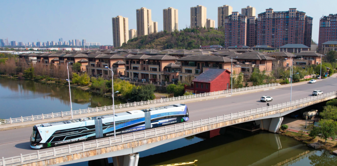 我國自主研制，全球首輛氫能源智軌電車“出?！?
