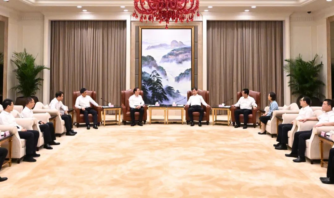 國(guó)家電網(wǎng)公司董事長(zhǎng)、黨組書辛保安與福建省委書記周祖翼、省長(zhǎng)趙龍會(huì)談