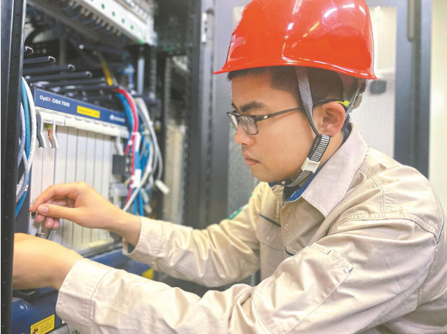 肖云杰： 刻苦鉆研，他成了電力通信骨干