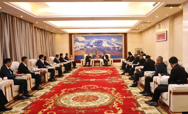 華電集團黨組書記、董事長江毅與喀什地委副書記、行署專員艾尼瓦爾·吐爾遜舉行會談