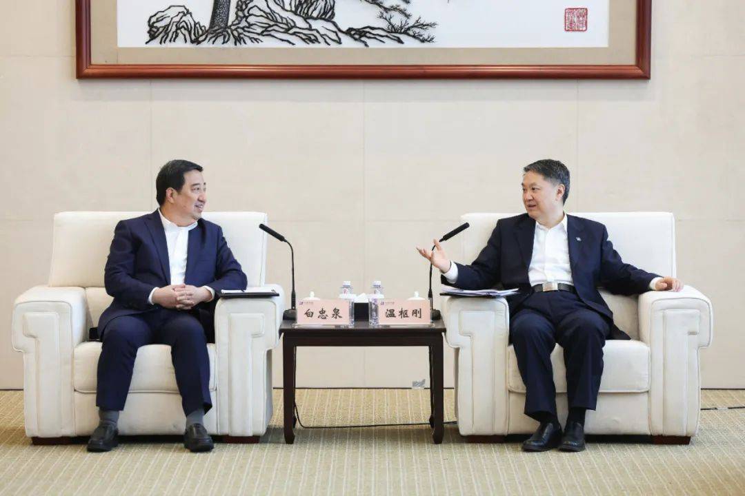 中國電氣裝備董事長白忠泉、總經(jīng)理周群拜訪中國華能董事長溫樞剛