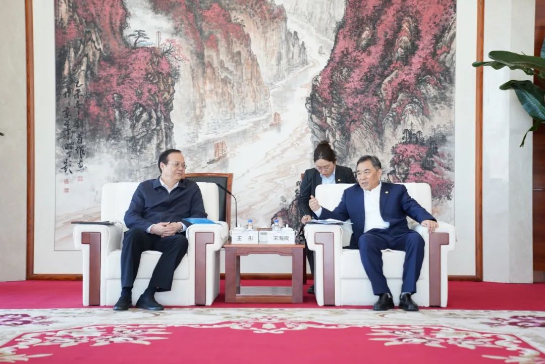 中國能建黨委書記、董事長宋海良與歐洲自然科學(xué)院院士、中國發(fā)展研究院院長王彤會談