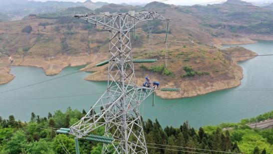 貴州興義供電局高空之上，用責(zé)任守護安全送去光明