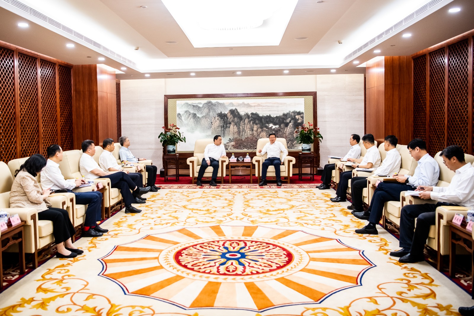 國(guó)家能源集團(tuán)公司總經(jīng)理、黨組副書(shū)記余兵會(huì)見(jiàn)鎮(zhèn)江市委書(shū)記馬明龍一行