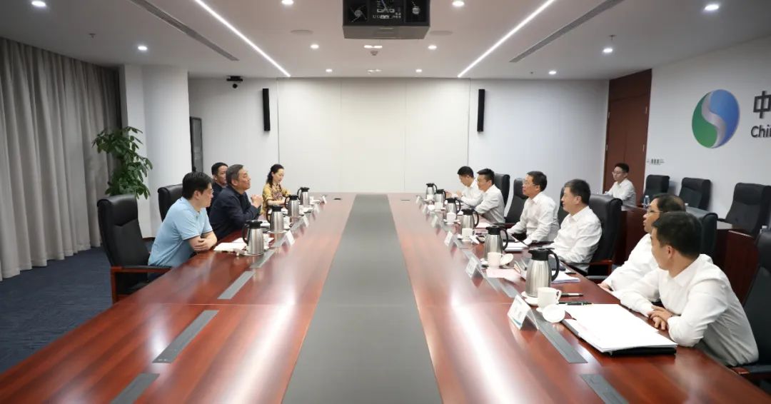 中國(guó)電氣裝備李洪鳳董事長(zhǎng)、周群總經(jīng)理會(huì)見(jiàn)上海市經(jīng)信委副主任戎之勤