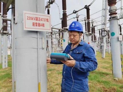 監(jiān)督檢查隱患電桿，全力保障電力安全