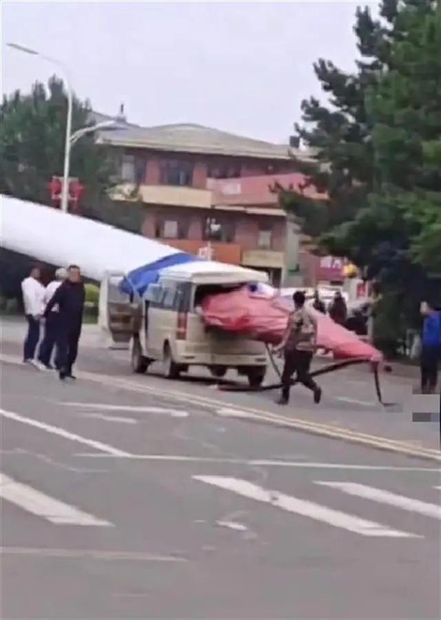 黑龍江一面包車被風(fēng)電機葉片刺穿，知情人：車上載有7人