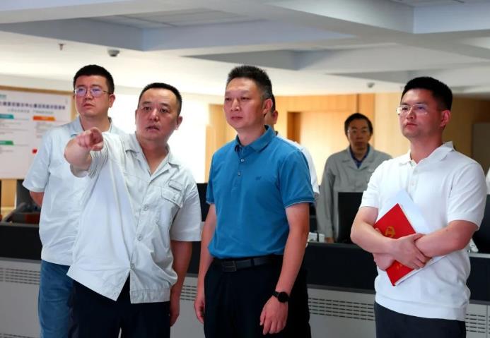 崇州市委副書(shū)記、市長(zhǎng)饒程赴國(guó)網(wǎng)崇州供電公司調(diào)研高溫電力保供工作