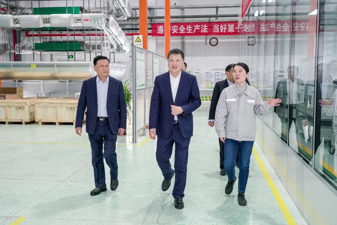 中國電氣裝備黨委副書記、總經(jīng)理周群到河南所屬企業(yè)調(diào)研