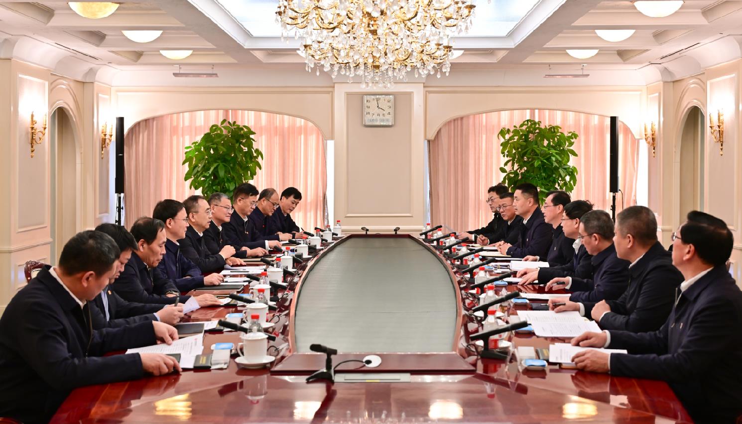 大唐集團董事長鄒磊、總經(jīng)理張傳江與中國安能董事長陳奕輝、總經(jīng)理周慶豐會談