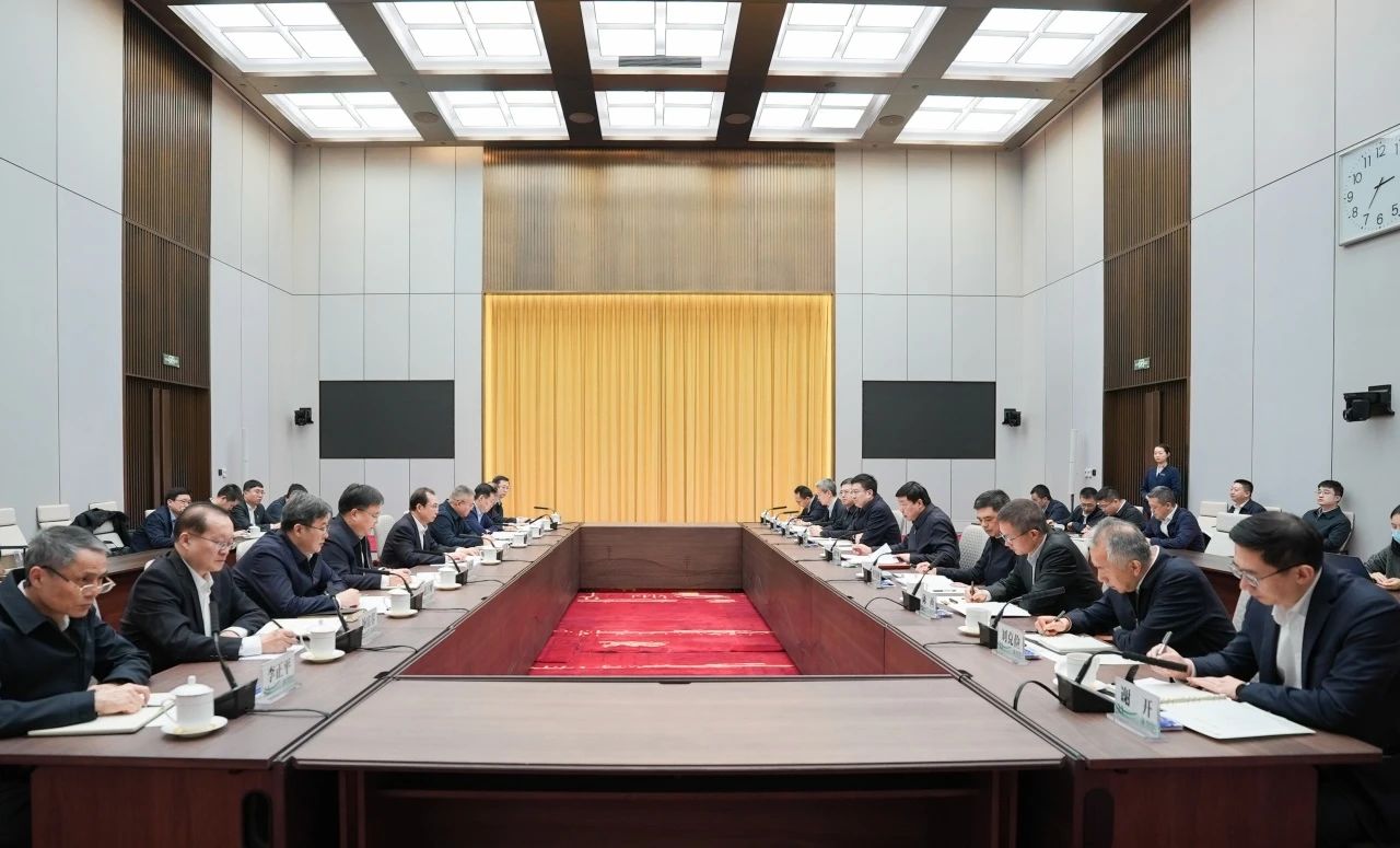 華電集團(tuán)董事長(zhǎng)江毅、總經(jīng)理葉向東與國(guó)家電網(wǎng)董事長(zhǎng)張智剛、總經(jīng)理龐驍剛舉行會(huì)談