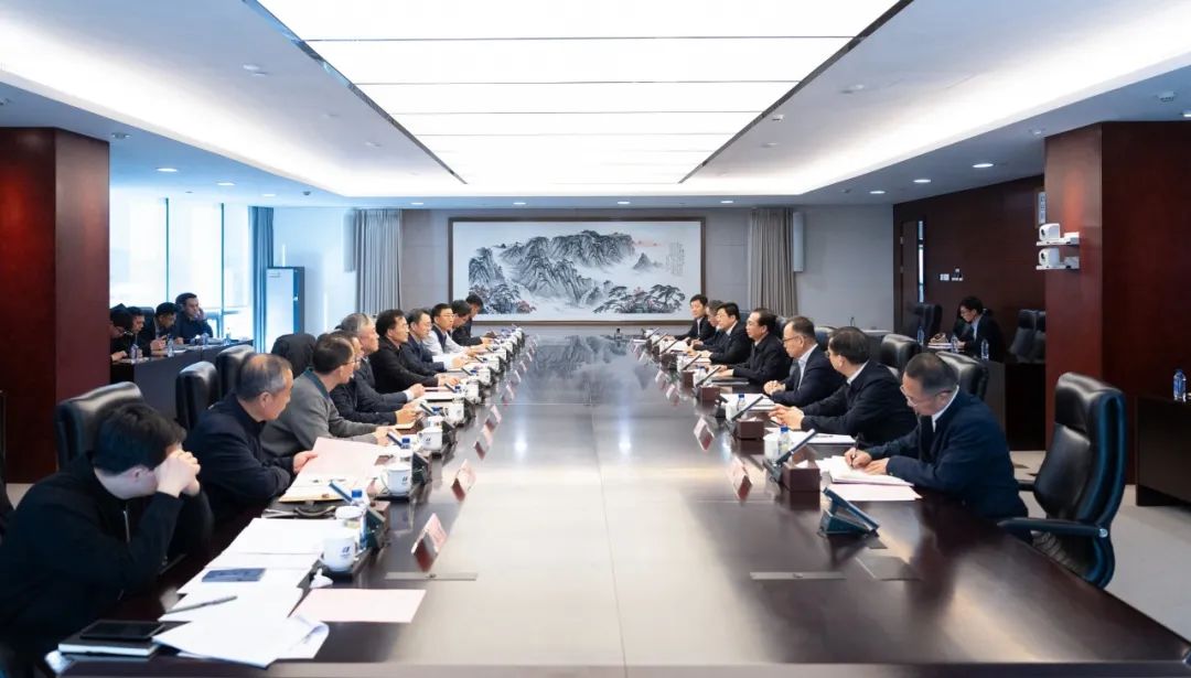 華電集團(tuán)董事長(zhǎng)、黨組書記江毅與北京市政府黨組成員、副市長(zhǎng)文獻(xiàn)舉行會(huì)談