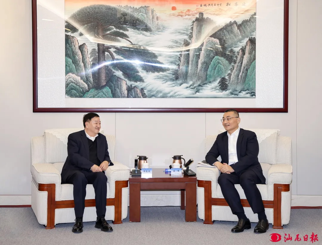 中廣核集團(tuán)黨委書記、董事長(zhǎng)楊長(zhǎng)利與汕尾市委書記逯峰、市長(zhǎng)鄭海濤會(huì)談