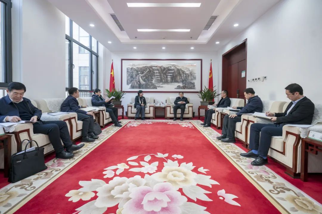內(nèi)蒙古電力集團(tuán)與包頭市政府、中國(guó)二冶集團(tuán)、中國(guó)能建華北院和陜西院交流座談